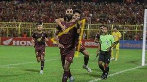 Pemain-PSM-Makassar-Yuran-Fernandes-saat-selebrasi-gol-ke-gawang-Persebaya-di-Stadion-BJ-Habibie.jpg