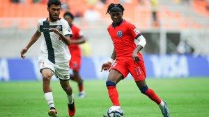 Pemain-Timnas-Inggris-sedang-mengejar-bola.jpg
