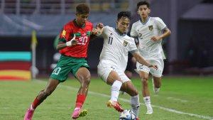 Pemain-timnas-Idnonesia-berebut-bola-dengan-pemain-maroko.jpg