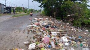 Penampakan-sampah-yang-berserakan-Jl-RE-Martadinata.jpg