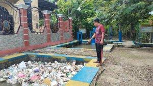 Penampakan-sampah-yang-menumpuk-di-saluran-irigasi-air-Desa-Bumiayu-Kecamatan-Wonomulyo.jpg