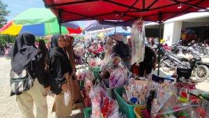 Penjual-buket-melayani-pembeli-di-depan-Fakultas-Kesehatan-Unsulbar.jpg