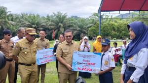 Penyaluran-beasiswa-KUAAT-di-lapangan-Desa-Tabolang-Kecamatan-Topoyo.jpg