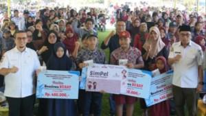 Penyaluran-beasiswa-KUAAT-di-lapangan-Desa-Tobadak.jpg