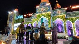 Penyerahan-cinderamata-kepada-perwakilan-kafilah-MTQ-X-Tingkat-Provinsi-Sulbar.jpg