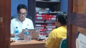 Penyidik-Gakkumdu-saat-memeriksa-kepada-Desa-Sumarrang-lantaran-diduga-langgar-netralitas-kepemiluan.jpg