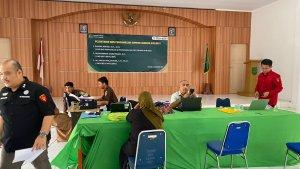 Penyidik-Kejati-Sulbar-saat-memeriksa-belasan-warga-selama-tiga-hari-di-kantor-Kejari-Polman.jpg