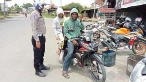 Personil-Kasat-Lantas-terlihat-menindak-pengendara-roda-dua-yang-melanggar.jpg