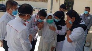Petugas-haji-menenangkan-istri-Alm-Suharja-Jamaah-haji-yang-sebelumnya-hilang.jpg