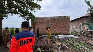 Petugas-kebencanaan-dan-Dinsos-meninjau-rumah-warga-Desa-Mammi-Kecamatan-Binuang.jpg