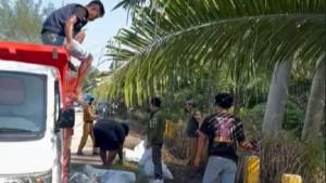 Petugas-membersihkan-sampah-berserakan-di-bahu-jalan-poros-Tobadak-Kecamatan-Tobadak.jpg