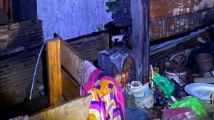 Petugas-pemadam-kebakaran-saat-memadamkan-api-di-rumah-warga.jpg