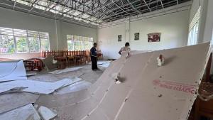 Plafon-ruang-kelas-XI-IPA-Merdekas-Sembilan-di-MAN-1-Polman-ambruk.jpg