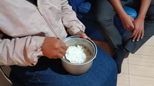Polisi-ambes-sampel-nasi-viral-di-Mamuju-diduga-oplosan.jpg