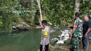 Polisi-dari-Polsek-Polewali-bersama-warga-melihat-lokasi.jpg