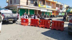 Polisi-pasang-water-barrier-di-jalur-akan-dilalui-rombingan-UAS-menuju-Masjid-Nurul-Hidayah-Topoyo.jpg