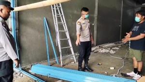 Polisi-saat-mendatangi-lokasi-kejadian-pria-bernama-Rusdi-32-yang-tewas-tertimpa-pintu-besi.jpg