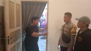 Polisi-saat-mendatangi-rumah-warga-dibobol-pencuri-di-Binuang-Polman.jpg