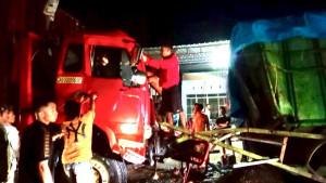 Proses-evakuasi-sopir-mobil-bernama-Saharuddin-terjepit-bodi-truk-usai-terlibat-kecelakaan.jpg