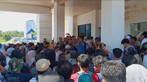 Puluhan-massa-menyampaikan-aspirasi-dari-Forum-Tenaga-Honorer-Menggugat-di-gedung-DPRD-Mamuju.jpg