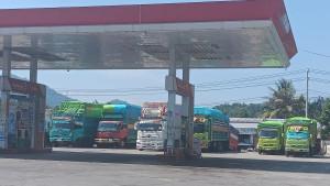 Puluhan-truk-terpaksa-mengantre-panjang-di-SPBU-Simbuang-menunggu-solar.jpg