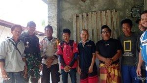 Purnomor-tengah-berbaju-merah-bersaam-Warga-dan-personel-POlsek-Tapalang-Mamuju.jpg