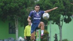 Rahmat-Irianto-di-sesi-latihan-Persib-bersama-pelatih-kepala-Luis-Milla.jpg