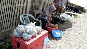 Rahmatiah-43-sedang-memotong-dau.jpg