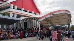 Ratusan-warga-berkumpul-di-pelataran-Gedung-Gadis-tunggu-kedatangan-jamaah-haji.jpg