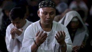 Ratusan-warga-khusuk-mengikuti-dzikir-d.jpg
