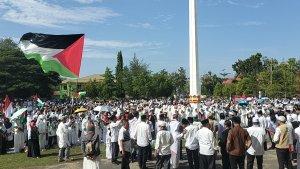 Ratusan-warga-memadati-Lapangan-Pancasila-Polman-aksi-solidaritas-untuk-Palestina.jpg