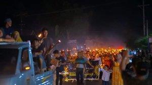 Ratusan-warga-memenuhi-sepanjang-jalan-saat-pawai-obor-sambut-Ramadan-di-Kelurahan-Mapilli.jpg