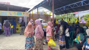 Ratusan-warga-nampak-antusias-belanja-di-pangan-murah-di-kantor-Golkar-Pasangkayu.jpg