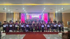 Rektor-Unsulbar-bersama-jajaran-pimpinan-berfoto-bersama-para-wisudawan-terbaik.jpg
