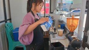 Risa-Anggraeni-barista-Perfect-Cool-sedang-membuat-kopi-susu-gula-areng-untuk-pelanggangnya.jpg
