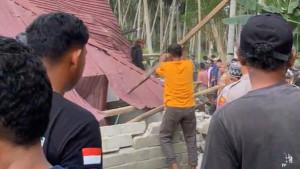 Rumah-dipukuli-balok-kayu.jpg