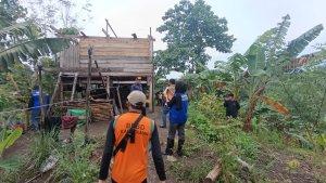 Rumah-warga-alami-kerusakan-pada-bagian-atap-di-Polman-akibat-angin-kencang.jpg