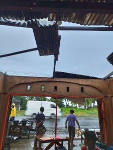 Rumah-warga-yang-rusak-akibat-hujan-deras-disertai-angin-kencang.jpg