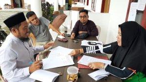 Salah-satu-pendaftar-KPU-Mamuju-menyetor-lang.jpg