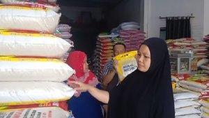 Salah-satu-penjual-beras-di-pasar-tradisional-Jl-Ta.jpg
