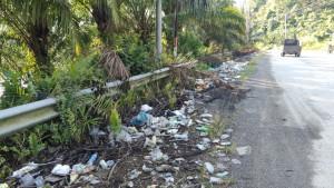 Sampah-berserakan-di-bahu-Jalan-Poros-Tobadak-Kecamatan-Tobadak-Kabupaten-Mamuju-Tengah.jpg