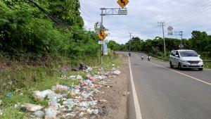 Sampah-berserakan-di-pinggir-Jl-Poros-Kalukku-Mamuju-Kelurahan-Mamunyu-Kecamatan-Mamuju.jpg