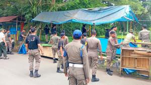 Satpol-PP-Polman-membongkar-lapak-pedagang-yang-lama-tidak-ditempati-di-kawasan-Stadion.jpg