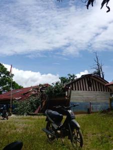 Sebuah-pohon-besar-tumbang-menimpa-gedung-SDN-011-Tanete-Desa-Sapan-Kecamatan-Pana.jpg