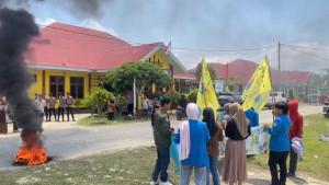 Sejumlah-mahasiswa-dari-organisasi-PMII-saat-gelar-unjuk-rasa-di-depan-kantor-DLH-Pasangkayu.jpg