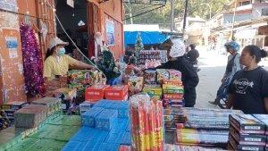Serli-penjual-petasan-di-depan-Toko-Surya-Jl-Ahmad-Yani-Kelurahan-Mamasa.jpg