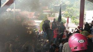 Suasana-aksi-unjuk-rasa-di-kantor-DPRD-Mamasa-Jl-poros.jpg
