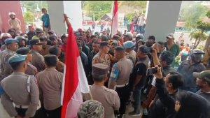Suasana-aksi-unjur-rasa-oleh-aliansi-masyarakat-pedulih-Mamasa-di-Kantor-Bupati-Mamasa.jpg
