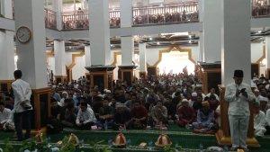 Suasana-jamaah-yang-sejak-pagi-di-ruangan-Masjid-Nurul-Hidayah-Topoyo-tunggu-UAS.jpg