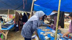 Suasana-jual-beli-di-lapak-ikan-Pasar-Desa-Randomayang-Kecamatan-Bambalamotu.jpg